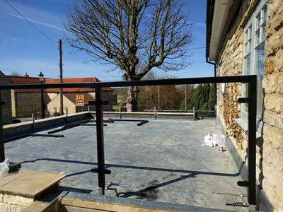 Ext. Day. Pub. Beginning construction of the edge-protection glazed screen for the flat roof.